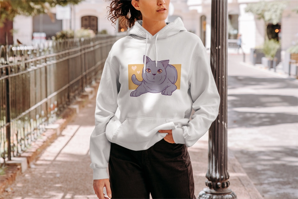 Illustration eines liebevollen Bügelbildes mit einer liegenden grauen Cartoon-Katze und rosa Herzchen auf einem warmen, gelben Hintergrund – perfekt für T-Shirts und textile DIY-Projekte