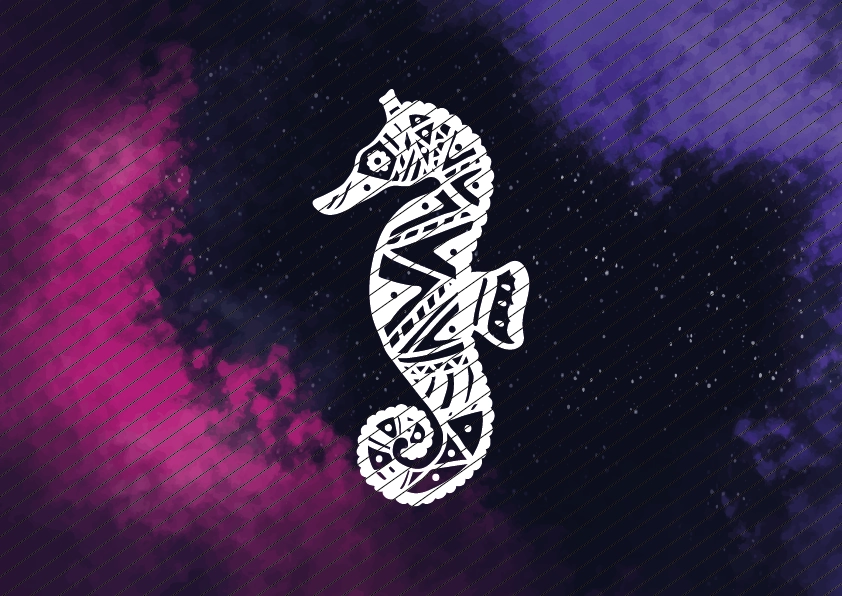Weißes Tribal-Seepferdchen-Bügelbild mit Mandala-Muster, vor galaktisch wirkendem lila-schwarzem Hintergrund