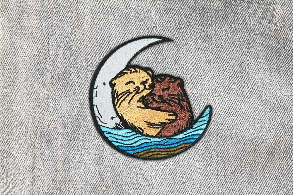 Kuschelnde Otter in Mondsichel // Patch bzw. Aufnäher
